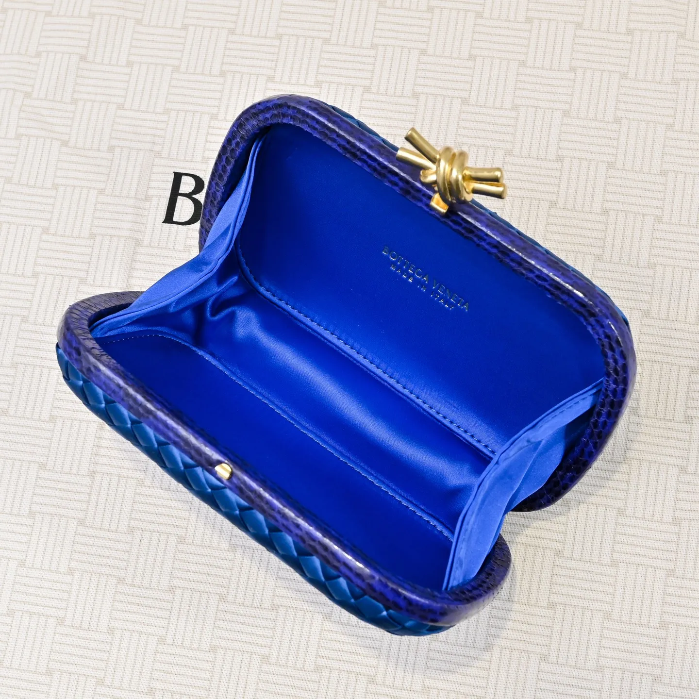 Batch 1460 #BV Knot woven evening bag series ~ Each bag reveals exquisite elegance💫Iconic classic silk weaving➕snake skin trimming with knot buckle, soft and delicate feel. The design is small and exquisite, low-key without logo, elegant and elegant. Paired with evening dress or cheongsam, it has the atmosphere of a famous and wealthy lady. Full of aura and invincible texture💃 Model: 7622 Dimensions: 20x12x5.5